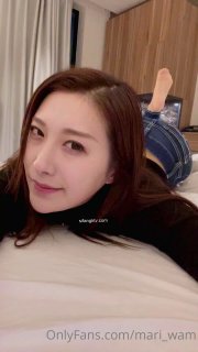 长发颜值妹妹大眼红嘴唇黑丝卧室床上自慰，岔开腿掰穴，镜头角度很好十分诱惑